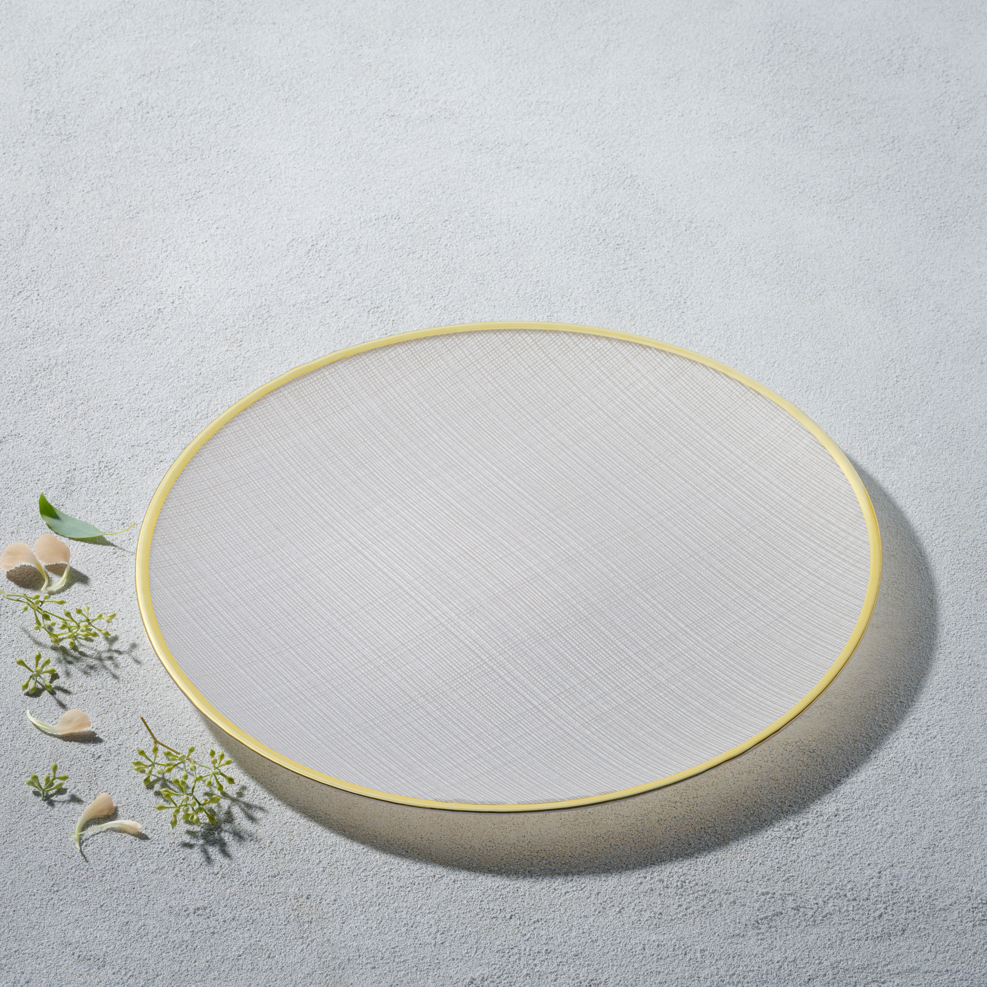 Vikko – Willow, Glass Charger, White with Gold Rim, 13″ | Rental Vikko – Willow, Glass Charger, White with Gold Rim, 13″ | Rental