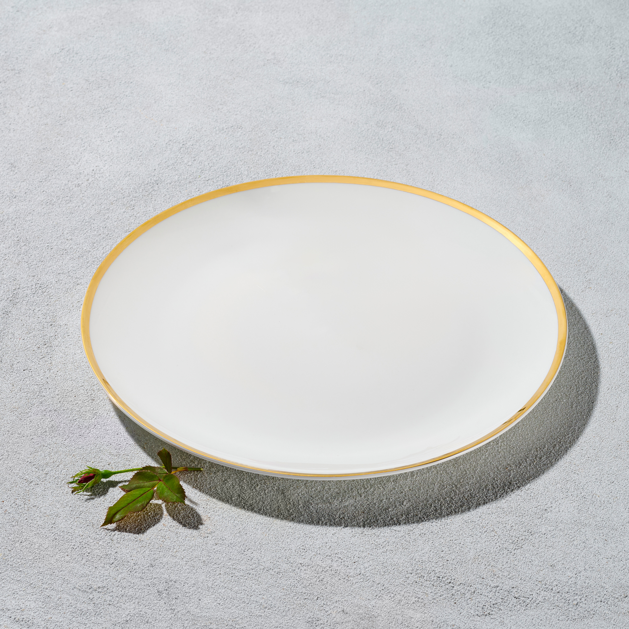 Vikko – Vintage, Charger, White with Gold Rim, 12″ | Rental Vikko – Vintage, Charger, White with Gold Rim, 12″ | Rental