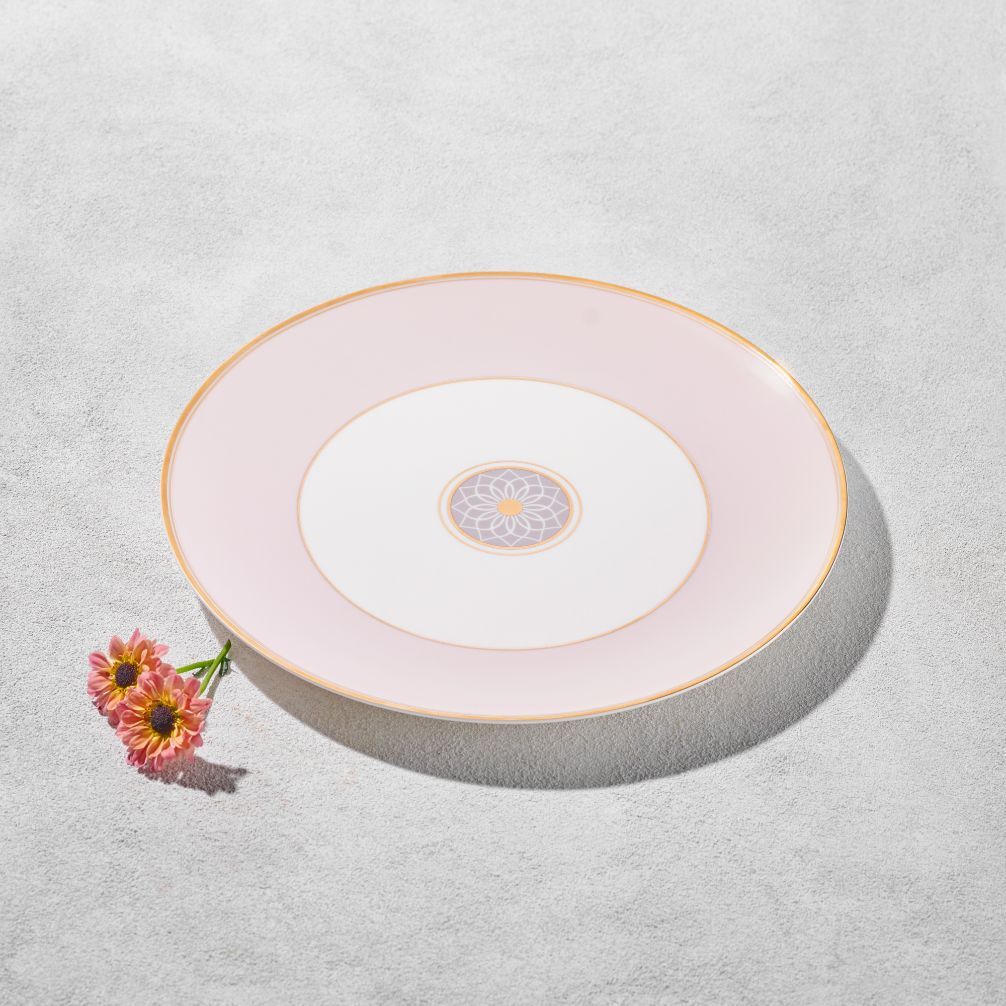 Vikko – Medi, Charger, Gold and Pink Scallop, 12″ | Rental Vikko – Medi, Charger, Gold and Pink Scallop, 12″ | Rental