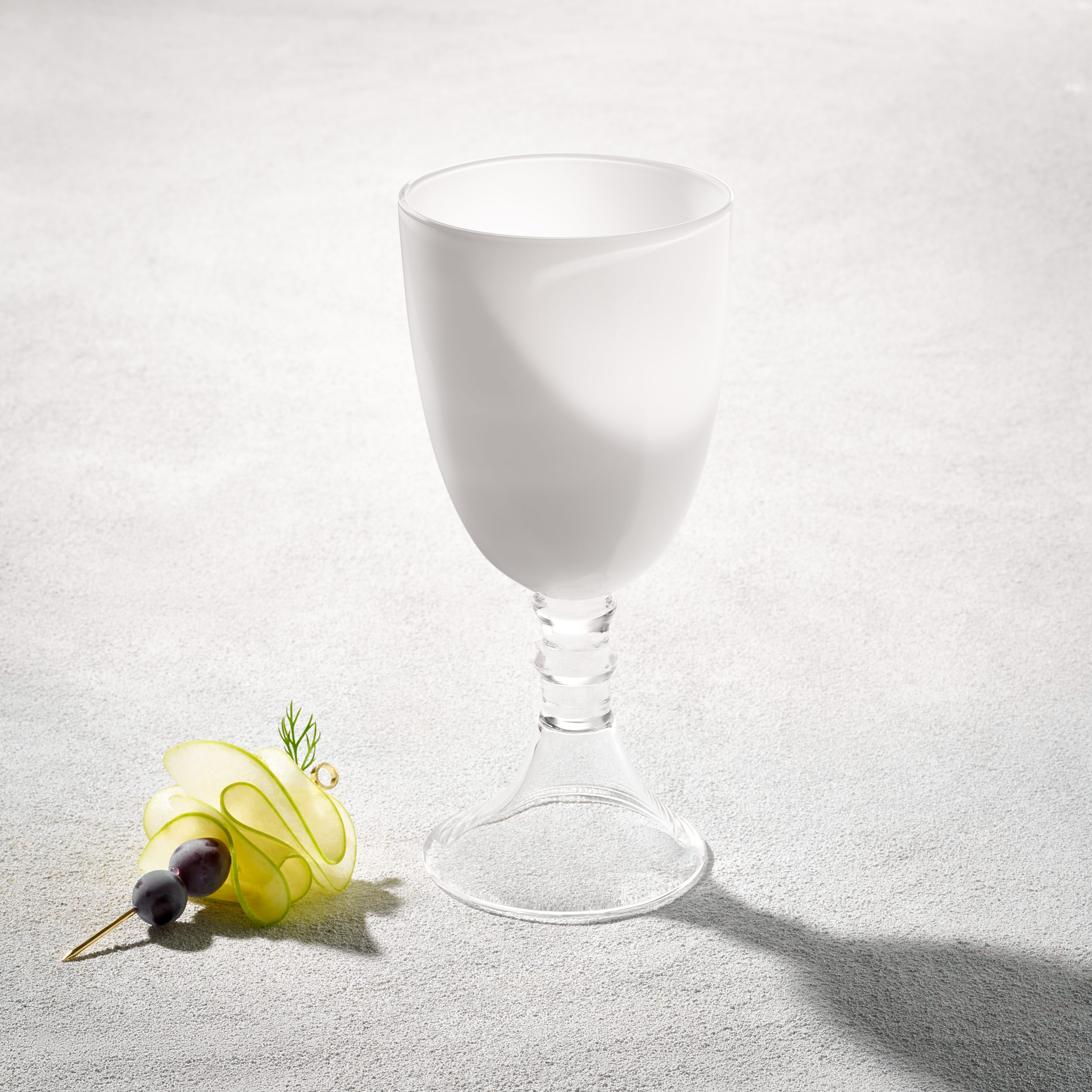 Vikko – Iris, Glass Goblet, White with Clear Stem, 18 oz | Rental